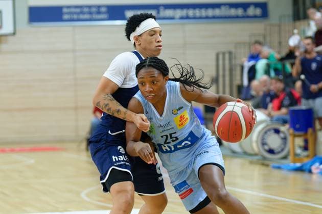 Liz Smith Lions, 24 , Martha Burse Saarluis, 25 , Syntainics MBC vs Saarlouis Royals, Basketball, Women, Bundesliga, Season 2025 2026, 1 Matchday, 27 09 2025 Halle SWH Arena Sachsen Anhalt Germany