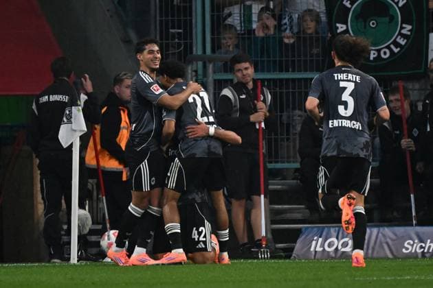27 09 2025, xjhx, Fußball 1 Bundesliga, Borussia Moenchengladbach Eintracht Frankfurt v l Torjubel nach dem Tor zum celebrating the goal celebrate 0 5 durch Can Uzun Eintracht Frankfurt DFL DFB REGULATIONS PROHIBIT ANY USE OF PHOTOGRAPHS as IMAGE SEQUENCES and or QUASI VIDEO Moenchengladbach