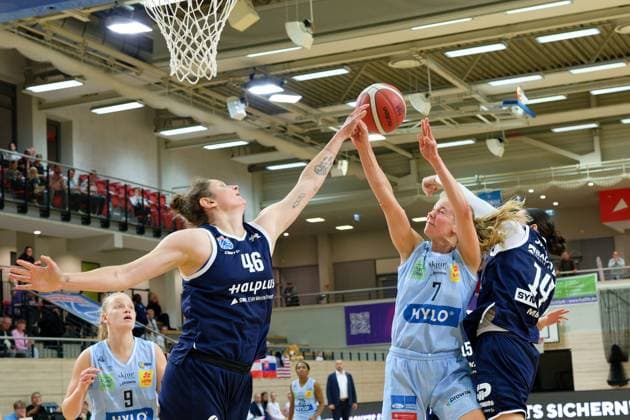 Romy Baer Lions, 46 , Elina Koskimies Saarluis, 7 , Katelyn Shumate Lions, 14 , Syntainics MBC vs Saarlouis Royals, Basketball, Women, Bundesliga, Season 2025 2026, 1 Matchday, 27 09 2025 Halle SWH Arena Sachsen Anhalt Germany