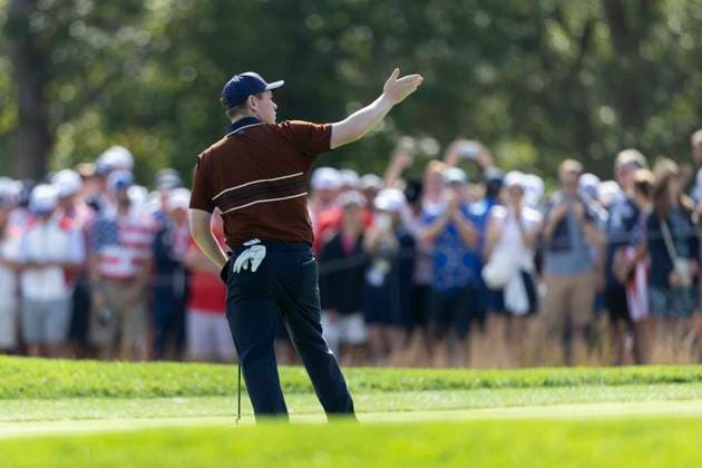 September 27, 2025, Farmingdale, Ny, United States: FARMINGDALE, NY - SEPTEMBER 27: Robert MacIntyre of Team Europe blows a kiss to the crowd after sinking his birdie putt on hole 12 during the Ryder Cup - Morning Foursomes Matches at Bethpage Black Golf Course on September 27, 2025 in Farmingdale, NY. Farmingdale United States - ZUMAt139 20250927_aaa_t139_006 Copyright: xAlxChang IsixPhotosx