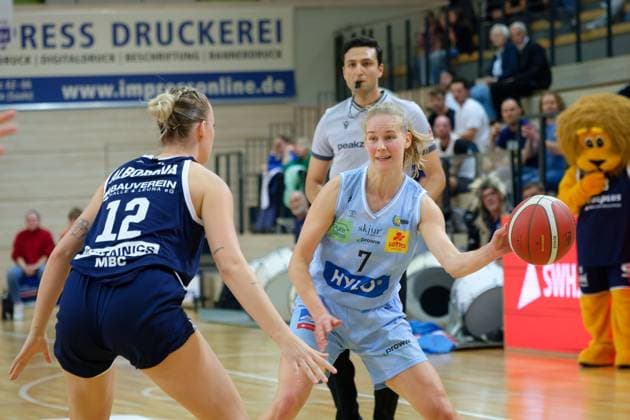 Anna Alborova Lions, 12 , Elina Koskimies Saarluis, 7 , Syntainics MBC vs Saarlouis Royals, Basketball, Women, Bundesliga, Season 2025 2026, 1 Matchday, 27 09 2025 Halle SWH Arena Sachsen Anhalt Germany