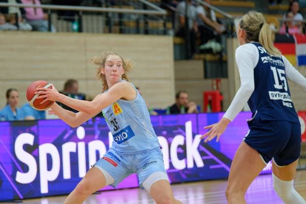 Luize Sila Saarluis, 35 , Sona Svetlikova Lions, 15 , Syntainics MBC vs Saarlouis Royals, Basketball, Women, Bundesliga, Season 2025 2026, 1 Matchday, 27 09 2025 Halle SWH Arena Sachsen Anhalt Germany