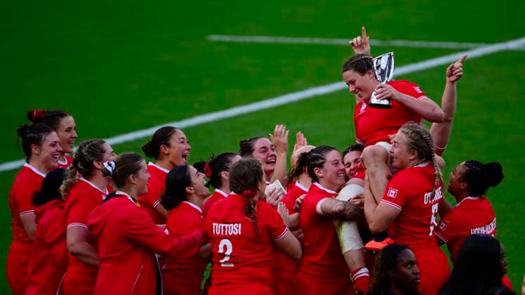 Canada v England, London, UK - 27 Sept 2025 Sophie de Goede of Canada is voted best improved player in the tornament and is lifted on the shoulders of team mates after being presented after the Women s Rugby World Cup 2025 Final match between Canada and England at Allianz Stadium, London, England United Kingdom on September 27, 2025. (Photo by Phil Mingo PPAUK) London Allianz Stadium GBR Copyright: xPhilxMingo PPAUKx PPA-219253