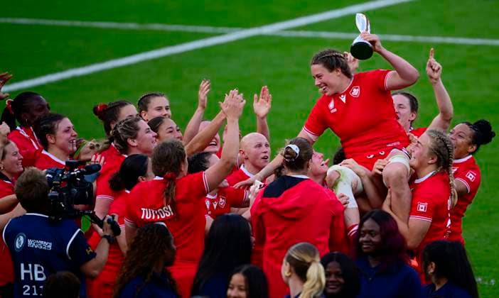 Canada v England, London, UK - 27 Sept 2025 Sophie de Goede of Canada is voted best improved player in the tornament and is lifted on the shoulders of team mates after being presented after the Women s Rugby World Cup 2025 Final match between Canada and England at Allianz Stadium, London, England United Kingdom on September 27, 2025. (Photo by Phil Mingo PPAUK) London Allianz Stadium GBR Copyright: xPhilxMingo PPAUKx PPA-219255