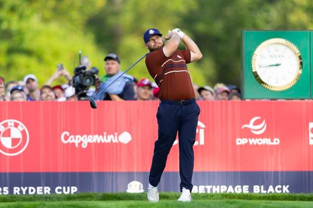 September 27, 2025, Farmingdale, Ny, United States: FARMINGDALE, NY - SEPTEMBER 27: Tyrrell Hatton of Team Europe tees off on hole 6 during the Ryder Cup - Morning Foursomes Matches at Bethpage Black Golf Course on September 27, 2025 in Farmingdale, NY. Ryder Cup - Morning Foursomes Matches  - ZUMAt139 20250927_aaa_t139_015 Copyright: xAlxChang IsixPhotosx