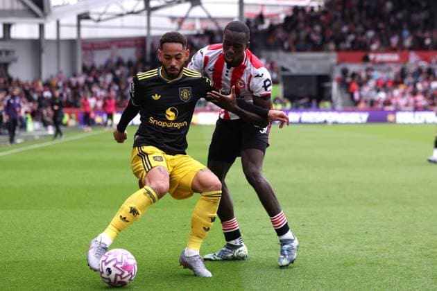London, England, 27th September 2025. Matheus Cunha of Manchester United, ManU and Michael Kayode of Brentford challenge for the ball during the Brentford vs Manchester United Premier League match at Gtech Community Stadium, London. Picture credit should read: Paul Terry Sportimage EDITORIAL USE ONLY. No use with unauthorised audio, video, data, fixture lists, club league logos or live services. Online in-match use limited to 120 images, no video emulation. No use in betting, games or single club league player publications. SPI_073_PT_Brentford_Man_Utd SPI-4167-0073