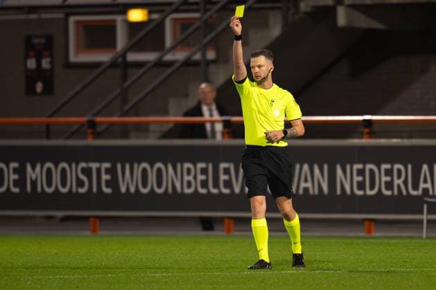 2025-09-27 FC Volendam v PEC Zwolle - Dutch Eredivisie VOLENDAM, NETHERLANDS - SEPTEMBER 27: Referee MRobin Hengens shows a yellow card during the Dutch Eredivisie match between FC Volendam and PEC Zwolle at Kras Stadion on September 27, 2025 in Volendam, Netherlands. Volendam Kras Stadion Netherlands Content not available for redistribution in The Netherlands directly or indirectly through any third parties. Copyright: xPatrickxGoosenx