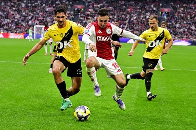AMSTERDAM - Oscar Gloukh of Ajax, Leo Greiml of NAC during the Dutch Eredivisie match between AFC Ajax and NAC Breda at the Johan Cruijff ArenA on September 27, 2025, in Amsterdam, Netherlands. ANP OLAF KRAAK Eredivisie 2025 26 xVIxANPxSportx xxANPxIVx 537640808 originalFilename: 537640808.jpg