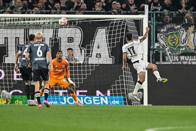 Jens Castrop Moenchengladbach 17 scores the goal for 1 6 27 09 2025 Soccer Borussia Moenchengladbach vs Eintracht Frankfurt, Borussia Park, Moenchengladbach, DFB DFL REGULATIONS PROHIBIT ANY USE OF PHOTOGRAPHS AS IMAGE SEQUENCES AND OR QUASI VIDEO Copyright: xpepphotox xHorstxMauelshagenx pep00321, pep_20250927_hm_144553