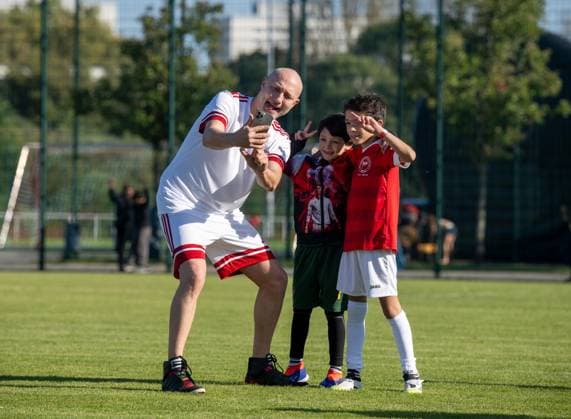 Soccer, Men, Season 2025 2026, NOFV Oberliga Nord, SV Sparta Lichtenberg, Naming ceremony, Fischerstraße sports facility becomes Paul Kalkbrenner sports field, f l Paul Kalkbrenner and young fans, 27 09 2025, Copyright: xMatthiasxKochx