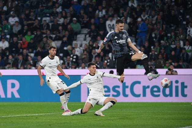 Robin Koch Eintracht Frankfurt , mi , scores against goalkeeper Moritz Nicolas Borussia Moenchengladbach the goal to 0 6, left Yannik Engelhardt Borussia Moenchengladbach , Joe Scally Borussia Moenchengladbach 27 09 2025, Soccer 1 Bundesliga, Season 2025 2026, 5 Matchday, Borussia Mönchengladbach Eintracht Frankfurt DFL regulations prohibit any use of photographs as image sequences and or quasi video Moenchengladbach Borussia Park Nordrhein Westfalen Germany Team2