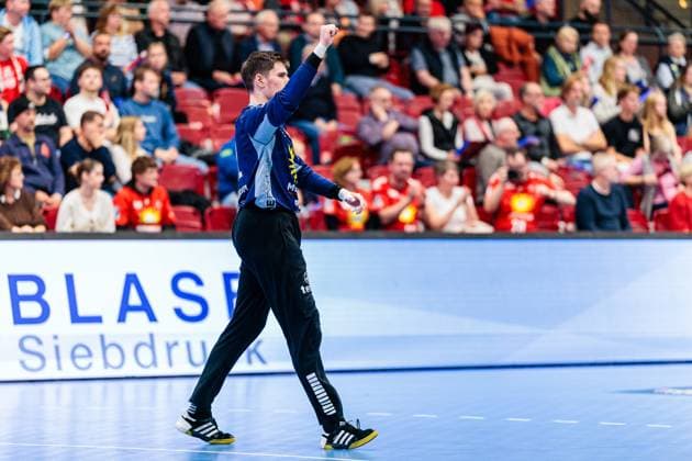 Leon Grabenstein TuS N Luebbecke, 32 cheers GER, TuS N Luebbecke vs 1 VfL Potsdam, Handball, 2 Bundesliga, Matchday 5, Season 2025 2026, 27 09 2025 GER, TuS N Luebbecke vs 1 VfL Potsdam, Handball, 2 Bundesliga, Matchday 5, Season 2025 2026, 27 09 2025 Luebbecke Copyright: xEibner-Pressefoto JanxRollingerx EP_JSK
