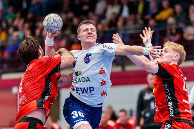 v l Max Santos TuS N Luebbecke, 04 , Marco Mengon 1 VfL Potsdam, 30 , Henri Pabst TuS N Luebbecke, 25 GER, TuS N Luebbecke vs 1 VfL Potsdam, Handball, 2 Bundesliga, Matchday 5, Season 2025 2026, 27 09 2025 GER, TuS N Luebbecke vs 1 VfL Potsdam, Handball, 2 Bundesliga, Matchday 5, Season 2025 2026, 27 09 2025 Luebbecke Copyright: xEibner-Pressefoto JanxRollingerx EP_JSK