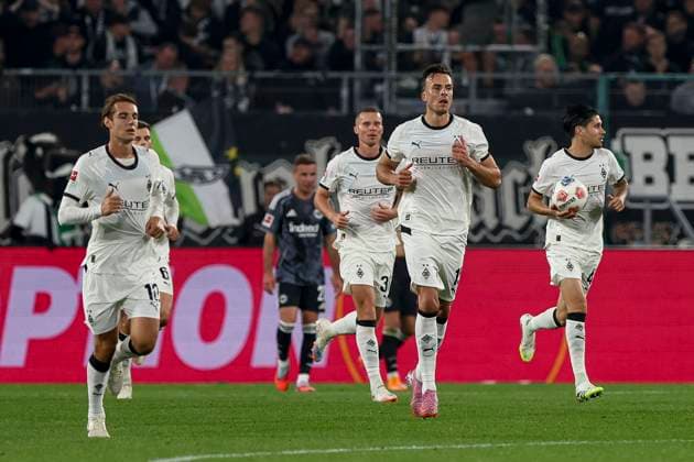 Mönchengladbach, Germany, 27 09 25 Haris Tabakovic Borussia Mönchengladbach goal celebration, cheers with his team after scoring 2 6 during the Bundesliga match between Borussia Mönchengladbach vs Eintracht Frankfurt at Borussia Park Mönchengladbach Stadion im Borussia Park North Rhine Westphalia Germany Copyright: xBrauer-Fotoagenturx xAdrianxSchlx