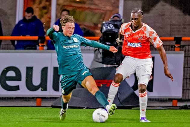 VOLENDAM, 27-09-2025 , KRAS Stadium , season 2025 2026 , Dutch eredivisie football, match between Volendam and PEC Zwolle , picture shows FC Volendam player Gibson Yah vs PEC Zwolle player David Voute Volendam - PEC  x31227170x Copyright: