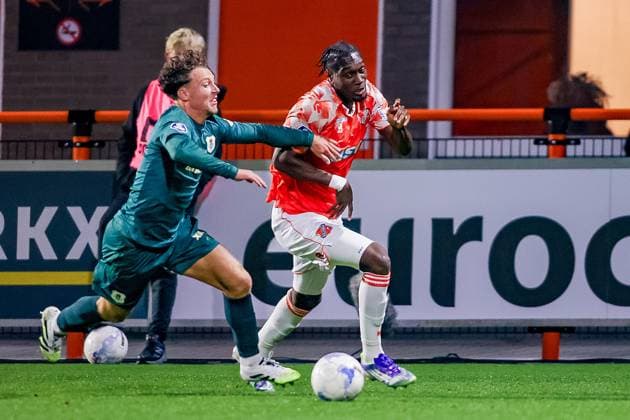VOLENDAM, 27-09-2025 , KRAS Stadium , season 2025 2026 , Dutch eredivisie football, match between Volendam and PEC Zwolle , picture shows FC Volendam player Gibson Yah vs PEC Zwolle player David Voute Volendam - PEC  x31227171x Copyright: