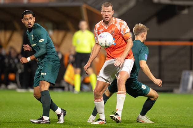 2025-09-27 FC Volendam v PEC Zwolle - Dutch Eredivisie VOLENDAM, NETHERLANDS - SEPTEMBER 27: Henk Veerman of FC Volendam looks on during the Dutch Eredivisie match between FC Volendam and PEC Zwolle at Kras Stadion on September 27, 2025 in Volendam, Netherlands. Volendam Kras Stadion Netherlands Content not available for redistribution in The Netherlands directly or indirectly through any third parties. Copyright: xPatrickxGoosenx