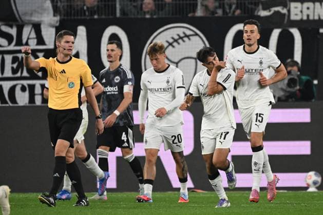 27 09 2025, xjhx, Fußball 1 Bundesliga, Borussia Moenchengladbach Eintracht Frankfurt v l Torjubel nach dem Tor zum celebrating the goal celebrate 1 6 durch Jens Castrop Borussia Mönchengladbach CORRECTION DFL DFB REGULATIONS PROHIBIT ANY USE OF PHOTOGRAPHS as IMAGE SEQUENCES and or QUASI VIDEO Moenchengladbach