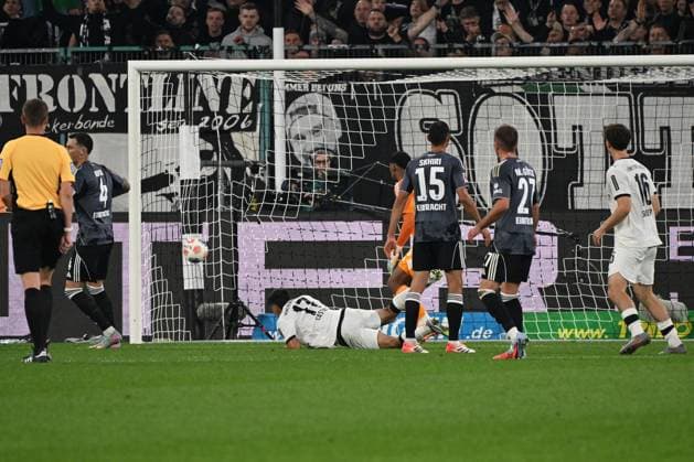 27 09 2025, xjhx, Fussball 1 Bundesliga, Borussia Moenchengladbach Eintracht Frankfurt v l Jens Castrop Borussia Mönchengladbach Torschuetze, erzielt das Tor, Treffer, scores the goal 1 6 Kaua Santos Eintracht Frankfurt CORRECTION DFL DFB REGULATIONS PROHIBIT ANY USE OF PHOTOGRAPHS as IMAGE SEQUENCES and or QUASI VIDEO Moenchengladbach