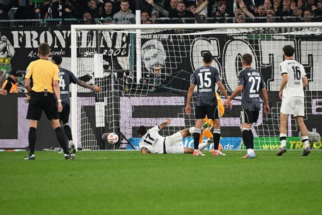 27 09 2025, xjhx, Fussball 1 Bundesliga, Borussia Moenchengladbach Eintracht Frankfurt v l Jens Castrop Borussia Mönchengladbach Torschuetze, erzielt das Tor, Treffer, scores the goal 1 6 Kaua Santos Eintracht Frankfurt CORRECTION DFL DFB REGULATIONS PROHIBIT ANY USE OF PHOTOGRAPHS as IMAGE SEQUENCES and or QUASI VIDEO Moenchengladbach