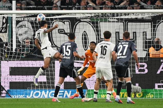 27 09 2025, xjhx, Fussball 1 Bundesliga, Borussia Moenchengladbach Eintracht Frankfurt v l Jens Castrop Borussia Mönchengladbach Torschuetze, erzielt das Tor, Treffer, scores the goal 1 6 Kaua Santos Eintracht Frankfurt CORRECTION DFL DFB REGULATIONS PROHIBIT ANY USE OF PHOTOGRAPHS as IMAGE SEQUENCES and or QUASI VIDEO Moenchengladbach