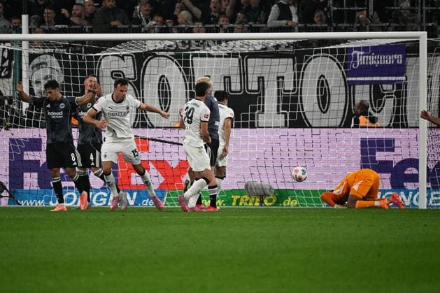 27 09 2025, xjhx, Fussball 1 Bundesliga, Borussia Moenchengladbach Eintracht Frankfurt v l Haris Tabakovic Borussia Mönchengladbach Torschuetze, erzielt das Tor, Treffer, scores the goal 2 6 Kaua Santos Eintracht Frankfurt CORRECTION DFL DFB REGULATIONS PROHIBIT ANY USE OF PHOTOGRAPHS as IMAGE SEQUENCES and or QUASI VIDEO Moenchengladbach
