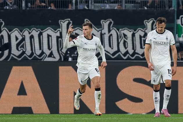 Mönchengladbach, Germany, 27 09 25 Yannik Engelhardt Borussia Mönchengladbach goal celebration, cheers after his goal for 3 6 during the Bundesliga match between Borussia Mönchengladbach vs Eintracht Frankfurt at the stadium in Borussia Park Mönchengladbach Stadion im Borussia Park North Rhine Westphalia Germany Copyright: xBrauer-Fotoagenturx xAdrianxSchlx