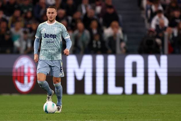 Teun Koopmeiners (Juventus Fc) controls the ball, Serie A, Juventus FC v Atalanta BC, Allianz Stadium, September 27, 2025, Turin, Italy.