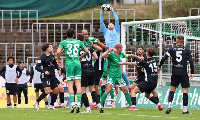 27 09 2025, Football, Men, Regionalliga Südwest, Season 2025 2026, FC 08 Homburg SG Sonnenhof Großaspach, Maximilian Reule SG Sonnenhof Großaspach catches the ball in front of Steffen Nkansah FC 08 Homburg from Homburg Waldstadion Saarland Germany EN Copyright: xFabianxKleerx