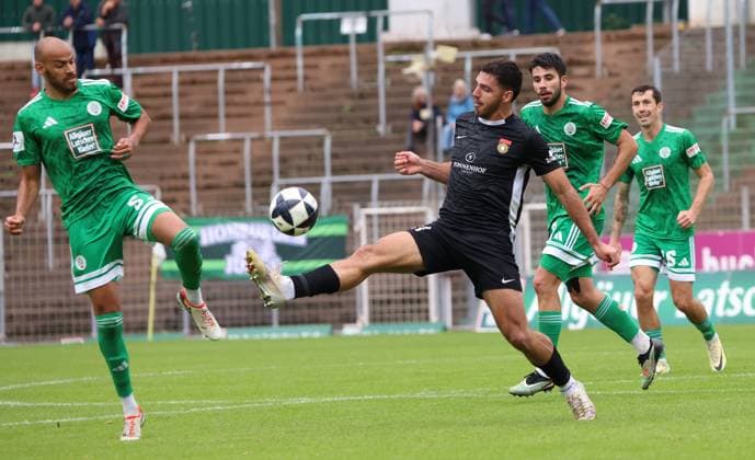 27 09 2025, Football, Men, Regionalliga Südwest, Season 2025 2026, FC 08 Homburg SG Sonnenhof Großaspach, Steffen Nkansah FC 08 Homburg Michael Kleinschrodt SG Sonnenhof Großaspach Homburg Waldstadion Saarland Germany EN Copyright: xFabianxKleerx