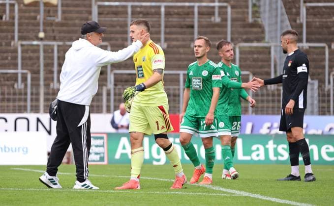 27 09 2025, Football, Men, Regionalliga Südwest, Season 2025 2026, FC 08 Homburg SG Sonnenhof Großaspach, Coach Roland Seitz FC 08 Homburg and Michael Gelt FC 08 Homburg shake hands after the match Homburg Waldstadion Saarland Germany EN Copyright: xFabianxKleerx