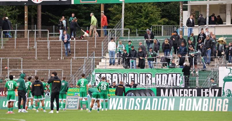 27 09 2025, Football, Men, Regionalliga Südwest, Season 2025 2026, FC 08 Homburg SG Sonnenhof Großaspach, The FC Homburg team poses for the fans after the match Homburg Waldstadion Saarland Germany EN Copyright: xFabianxKleerx