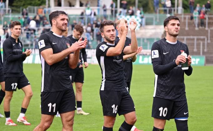 27 09 2025, Football, Men, Regionalliga Südwest, Season 2025 2026, FC 08 Homburg SG Sonnenhof Großaspach, Michael Kleinschrodt SG Sonnenhof Großaspach , Marius Kunde SG Sonnenhof Großaspach and Mert Tasdelen SG Sonnenhof Großaspach thank the fans for their support Homburg Waldstadion Saarland Germany EN Copyright: xFabianxKleerx