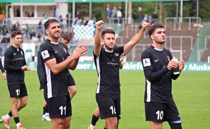 27 09 2025, Football, Men, Regionalliga Südwest, Season 2025 2026, FC 08 Homburg SG Sonnenhof Großaspach, Michael Kleinschrodt SG Sonnenhof Großaspach , Marius Kunde SG Sonnenhof Großaspach and Mert Tasdelen SG Sonnenhof Großaspach thank the fans for their support Homburg Waldstadion Saarland Germany EN Copyright: xFabianxKleerx