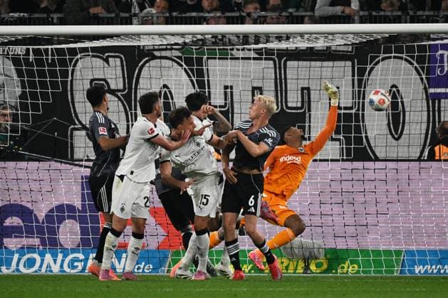 27 09 2025, xjhx, Fussball 1 Bundesliga, Borussia Moenchengladbach Eintracht Frankfurt v l Haris Tabakovic Borussia Mönchengladbach Torschuetze, erzielt das Tor, Treffer, scores the goal 2 6 Kaua Santos Eintracht Frankfurt CORRECTION DFL DFB REGULATIONS PROHIBIT ANY USE OF PHOTOGRAPHS as IMAGE SEQUENCES and or QUASI VIDEO Moenchengladbach