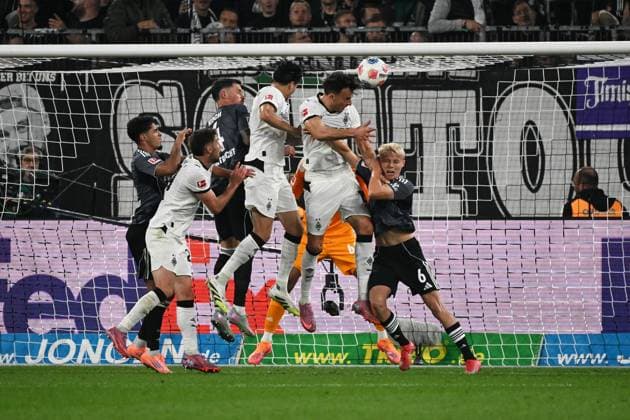 27 09 2025, xjhx, Fussball 1 Bundesliga, Borussia Moenchengladbach Eintracht Frankfurt v l Haris Tabakovic Borussia Mönchengladbach Torschuetze, erzielt das Tor, Treffer, scores the goal 2 6 Kaua Santos Eintracht Frankfurt CORRECTION DFL DFB REGULATIONS PROHIBIT ANY USE OF PHOTOGRAPHS as IMAGE SEQUENCES and or QUASI VIDEO Moenchengladbach