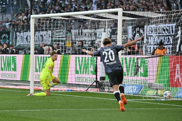 27 09 2025, xsyx, Football 1 Bundesliga, Borussia Moenchengladbach Eintracht Frankfurt v l Cheering after the goal to 0 5 at Can Uzun Eintracht Frankfurt Moritz Nicolas Borussia Mönchengladbach Disappointed, sad, frustrated DFL DFB REGULATIONS PROHIBIT ANY USE OF PHOTOGRAPHS as IMAGE SEQUENCES and or QUASI VIDEO Moenchengladbach
