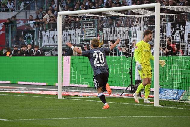 27 09 2025, xsyx, Football 1 Bundesliga, Borussia Moenchengladbach Eintracht Frankfurt v l Cheering after the goal to 0 5 at Can Uzun Eintracht Frankfurt Moritz Nicolas Borussia Mönchengladbach Disappointed, sad, frustrated DFL DFB REGULATIONS PROHIBIT ANY USE OF PHOTOGRAPHS as IMAGE SEQUENCES and or QUASI VIDEO Moenchengladbach