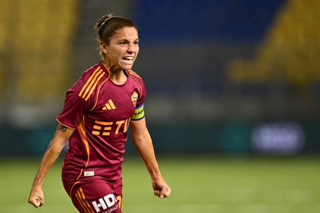 Manuela Giugliano of A.S. Roma Femminile celebrates after scoring the goal of 2-2 during the Serie A Women s Cup Final between Juventus F.C. and A.S. Roma at Romeo Menti Stadium on September 27, 2025 in Castellammare di Stabia, Italy  Copyright: xDomenicoxCippitelli IPAxSportx xipa-agency.netx xx IPA_65831716 IPA_Agency_IPA65831716