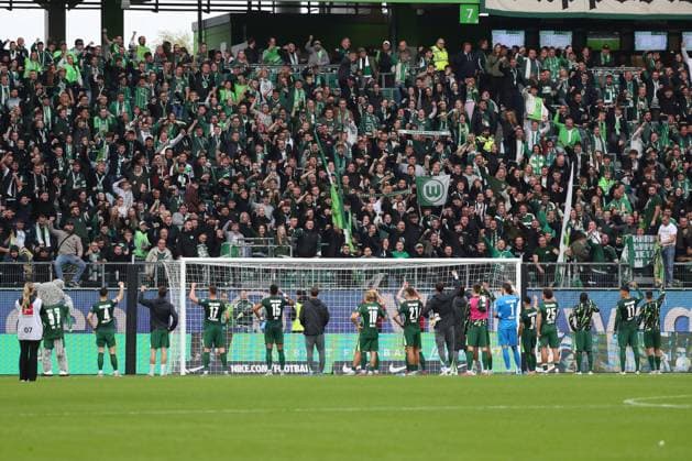VfL vs Leipzig, 1 BL Wolfsburg, 27 09 2025, FOOTBALL VfL Wolfsburg vs RB Leipzig, 1 BL, Season 2025 26 The VfL Wolfsburg team thanks the Wolfsburg fans at the end of the match