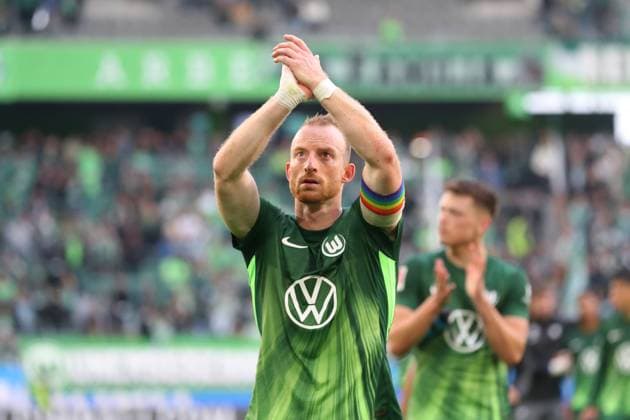 VfL vs Leipzig, 1 BL Wolfsburg, 27 09 2025, FOOTBALL VfL Wolfsburg vs RB Leipzig, 1 BL, Season 2025 26 Maximilian Arnold VfL Wolfsburg thanks the fans Wolfsburg