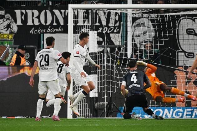 27 09 2025, xjhx, Fußball 1 Bundesliga, Borussia Moenchengladbach Eintracht Frankfurt v l Yannik Engelhardt Borussia Mönchengladbach Torschuetze, erzielt das Tor, Treffer, scores the goal 3 6 Kaua Santos Eintracht Frankfurt DFL DFB REGULATIONS PROHIBIT ANY USE OF PHOTOGRAPHS as IMAGE SEQUENCES and or QUASI VIDEO Moenchengladbach