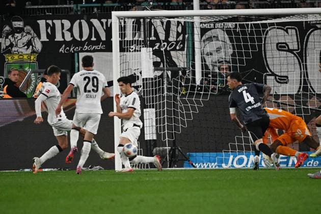 27 09 2025, xjhx, Fußball 1 Bundesliga, Borussia Moenchengladbach Eintracht Frankfurt v l Yannik Engelhardt Borussia Mönchengladbach Torschuetze, erzielt das Tor, Treffer, scores the goal 3 6 Kaua Santos Eintracht Frankfurt DFL DFB REGULATIONS PROHIBIT ANY USE OF PHOTOGRAPHS as IMAGE SEQUENCES and or QUASI VIDEO Moenchengladbach