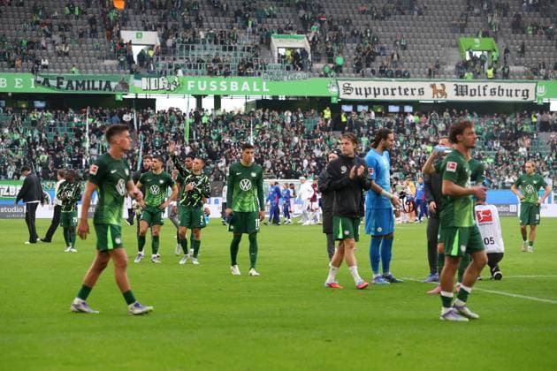 VfL vs Leipzig, 1 BL Wolfsburg, 27 09 2025, FOOTBALL VfL Wolfsburg vs RB Leipzig, 1 BL, Season 2025 26 The VfL Wolfsburg team thanks the Wolfsburg fans at the end of the game