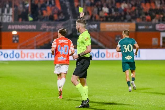VOLENDAM, 27-09-2025 , KRAS Stadium , season 2025 2026 , Dutch eredivisie football, match between Volendam and PEC Zwolle , picture shows Referee Robin Hensgens yellow card given to FC Volendam player Robin van Cruijsen Volendam - PEC  x31227343x Copyright: