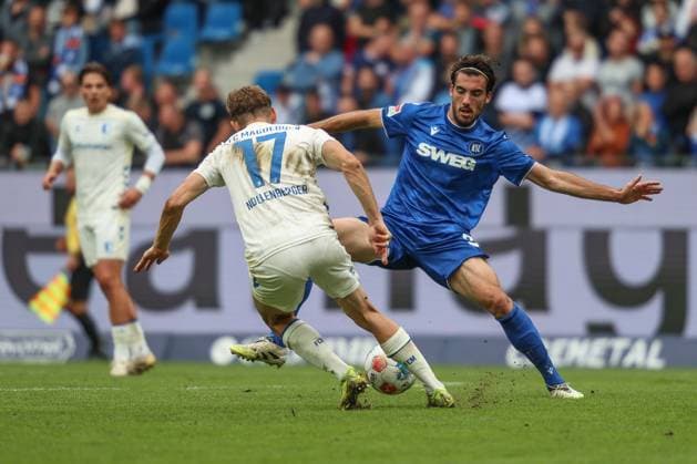 Alexander Nollenberger 1 FC Magdeburg, 17 in duel with Roko Simic Karlsruher SC, 09 , GER, Karlsruher SC vs 1 FC Magdeburg, 2 Bundesliga, Matchday 7, 2025 2026, 27 09 2025, DFL REGULATIONS PROHIBIT ANY USE OF PHOTOGRAPHS AS IMAGE SEQUENCES AND OR QUASI VIDEO, GER, Karlsruher SC vs 1 FC Magdeburg, 2 Bundesliga, Matchday 7, 2025 2026, 27 09 2025 Karlsruhe Copyright: xEibner-Pressefoto JanxPrihodax EP_JPA