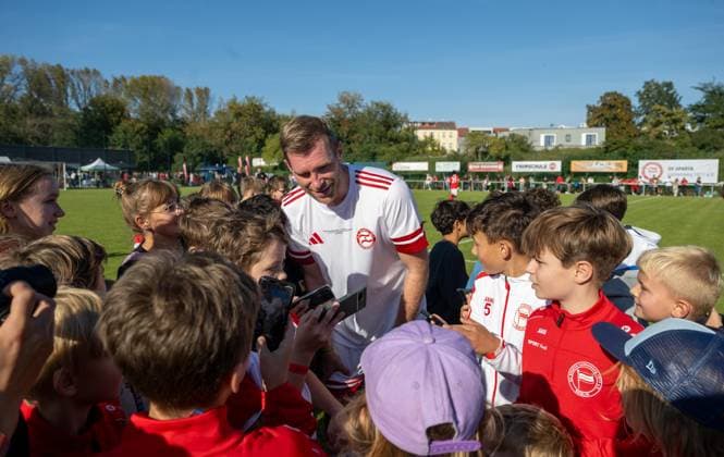 Soccer, Men, Season 2025 2026, NOFV Oberliga Nord, SV Sparta Lichtenberg, Naming ceremony, Fischerstraße sports facility becomes Paul Kalkbrenner sports field, Per Mertesacker during the break of the interlude match, 27 09 2025, Copyright: xMatthiasxKochx