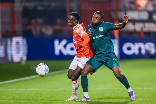 VOLENDAM, 27-09-2025 , KRAS Stadium , season 2025 2026 , Dutch eredivisie football, match between Volendam and PEC Zwolle , picture shows FC Volendam player Aurelio Oehlers vs PEC Zwolle player Sherel Floranus Volendam - PEC  x31227450x Copyright: