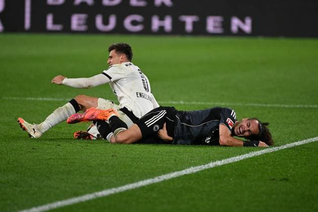 27.09.2025, xjhx, Fussball 1.Bundesliga, Borussia Moenchengladbach - Eintracht Frankfurt v.l. Yannik Engelhardt (Borussia Mönchengladbach) Arthur Theate (Eintracht Frankfurt) verletzt, Verletzung, Schmerz, Schmerzen (DFL DFB REGULATIONS PROHIBIT ANY USE OF PHOTOGRAPHS as IMAGE SEQUENCES and or QUASI-VIDEO) Moenchengladbach