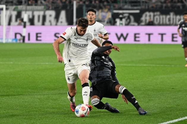 27 09 2025, xjhx, Fussball 1 Bundesliga, Borussia Moenchengladbach Eintracht Frankfurt v l Joe Scally Borussia Mönchengladbach Ansgar Knauff Eintracht Frankfurt Zweikampf, Aktion, action, battle for the ball DFL DFB REGULATIONS PROHIBIT ANY USE OF PHOTOGRAPHS as IMAGE SEQUENCES and or QUASI VIDEO Moenchengladbach
